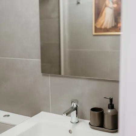 Mary Orange - No 236 1e - Sophisticated Two-bedroom Getaway Apartment